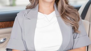 日焼け跡がヒワイなHカップ人妻